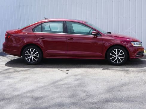 Used 2017 Volkswagen Jetta SE FWD image 2