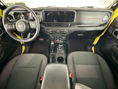 Used 2024 Jeep Gladiator Rubicon w/ Convenience Group AWD/4WD image 10