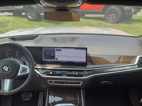 Used 2025 BMW X7 xDrive40i w/ M Sport Package AWD/4WD image 40