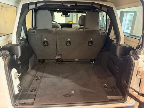 Used 2025 Jeep Wrangler Unlimited Sahara AWD/4WD image 31