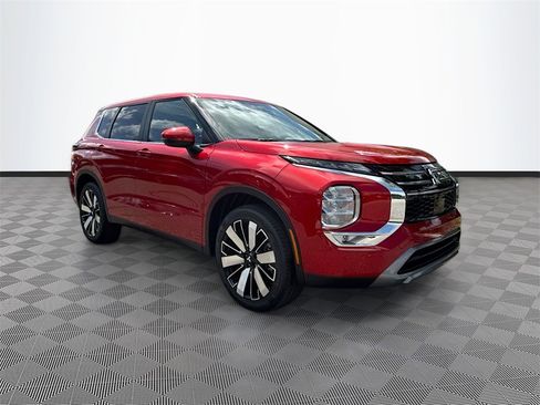 New 2025 Mitsubishi Outlander SE image 3