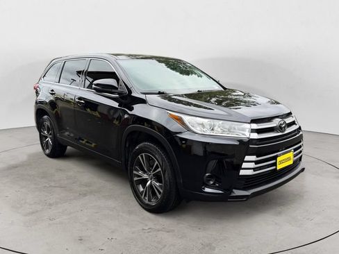 Used 2019 Toyota Highlander LE FWD image 7