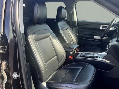 Used 2021 Ford Explorer XLT w/ Equipment Group 202A image 7