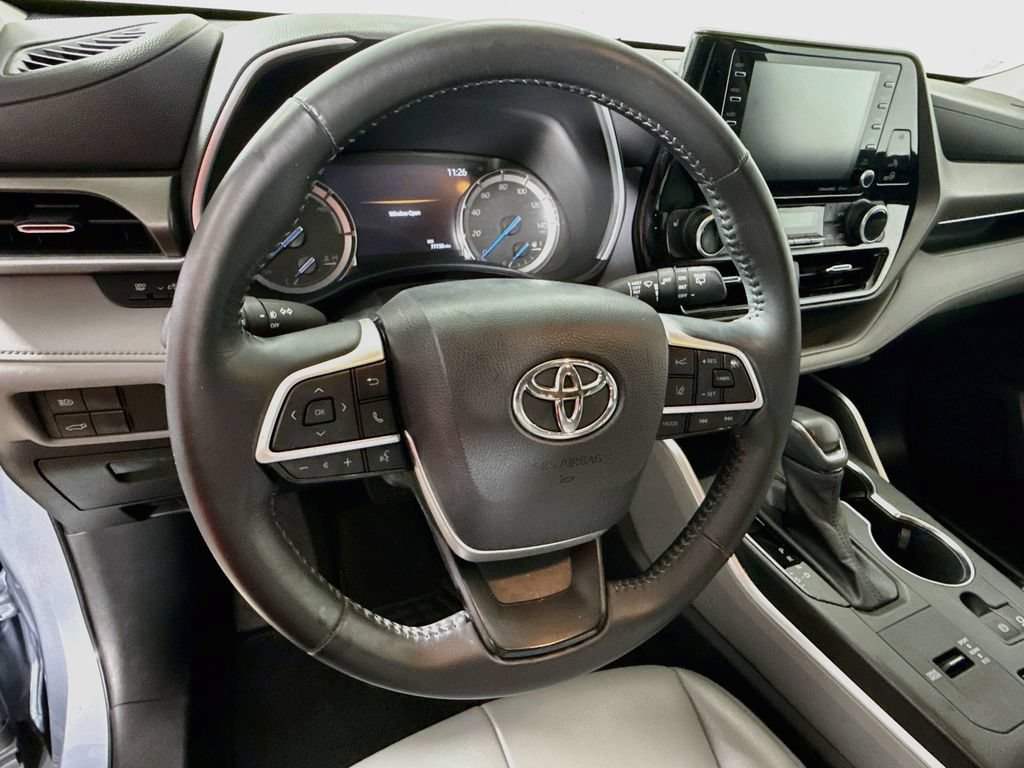 Used 2022 Toyota Highlander XLE FWD image 11