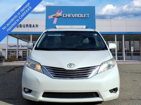 Used 2016 Toyota Sienna L image 2