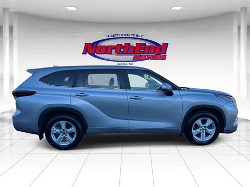 Used 2024 Toyota Highlander LE AWD/4WD image 2