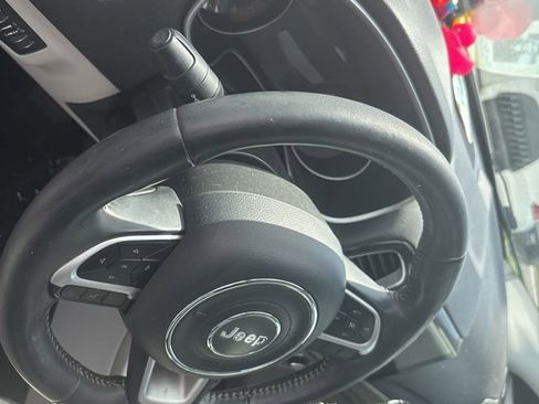 Used 2018 Jeep Compass Latitude w/ Popular Equipment Group FWD image 5