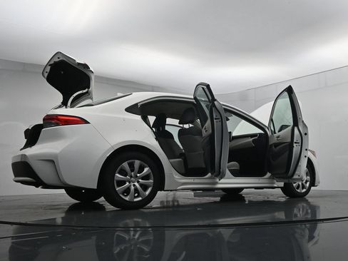 Used 2021 Toyota Corolla LE FWD image 29