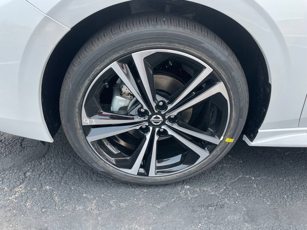 Used 2023 Nissan Sentra SR w/ SR Premium Package FWD image 24