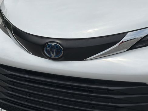 Used 2023 Toyota Sienna XLE FWD image 31