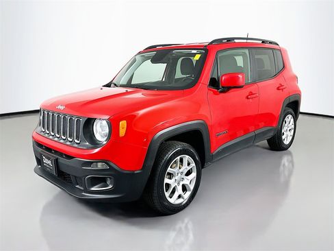Used 2018 Jeep Renegade Latitude w/ Cold Weather Group image 3