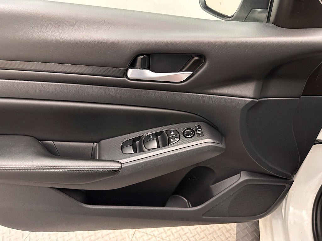 Used 2025 Nissan Altima 2.5 SV FWD image 14