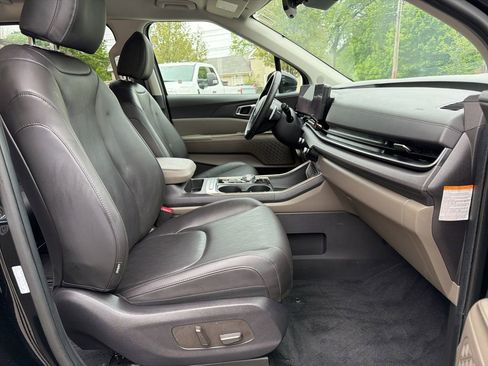 Certified 2025 Kia Carnival EX FWD image 25