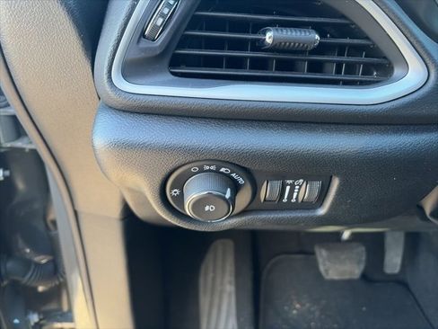 Used 2025 Chrysler Pacifica Select image 18