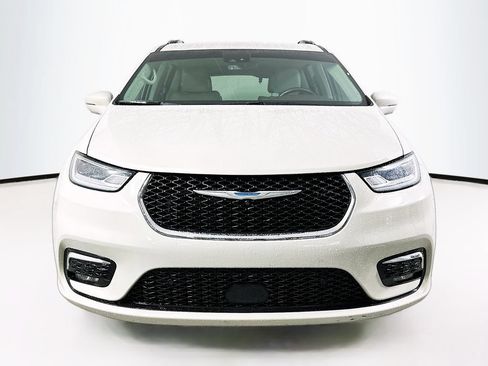 Used 2021 Chrysler Pacifica Touring-L FWD image 5
