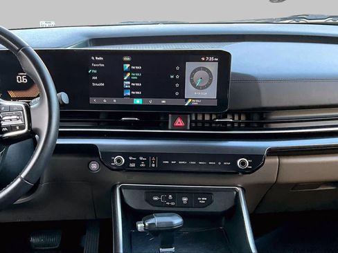 Used 2025 Kia Carnival FWD image 7