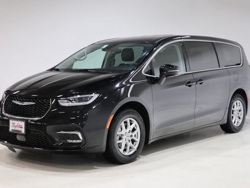 Used 2024 Chrysler Pacifica Touring-L FWD image 3