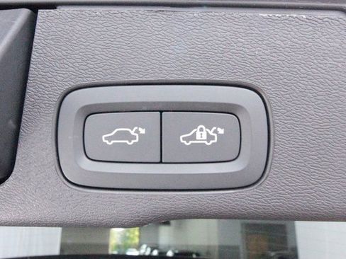 Certified 2025 Volvo XC60 B5 Plus image 38