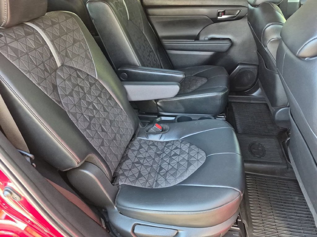 Used 2024 Toyota Highlander XLE AWD/4WD image 22