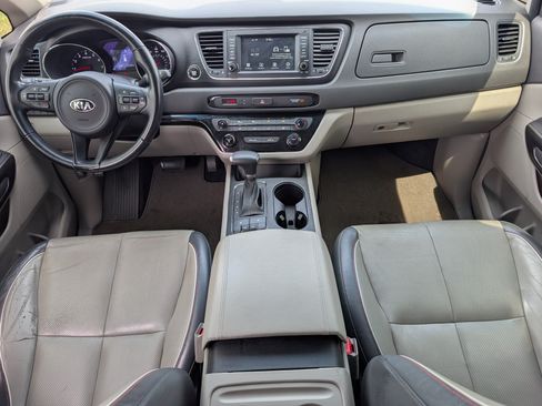 Used 2017 Kia Sedona LX w/ LX Essentials Premium Package FWD image 5