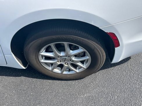 Used 2024 Chrysler Pacifica Touring-L FWD image 12