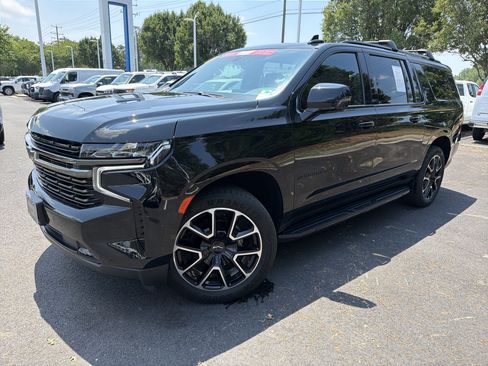 Used 2022 Chevrolet Suburban RST w/ Luxury Package AWD/4WD image 5