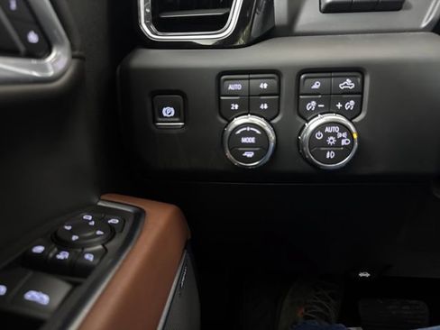 Used 2025 GMC Sierra 3500 Denali Ultimate AWD/4WD image 17
