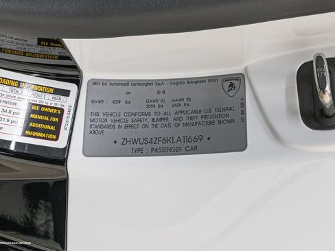 Used 2019 Lamborghini Huracan Performante AWD/4WD image 28