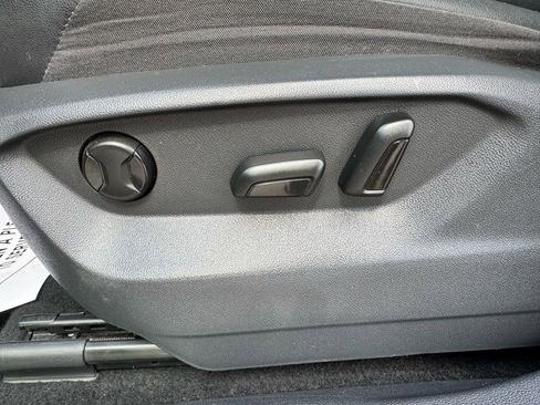 Used 2018 Volkswagen Tiguan SE w/ Panoramic Sunroof Package image 13
