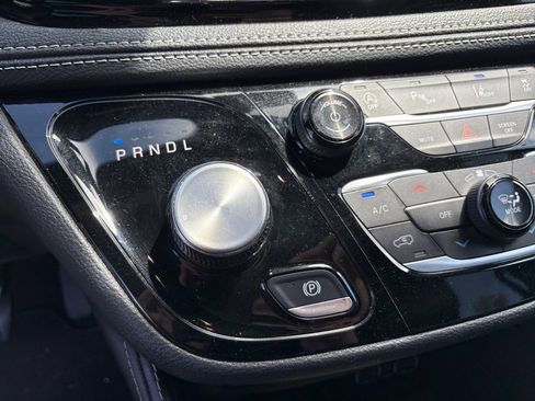 Used 2025 Chrysler Pacifica Limited FWD image 23