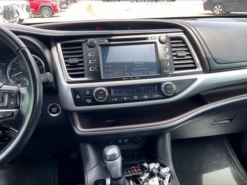 Used 2018 Toyota Highlander XLE image 7