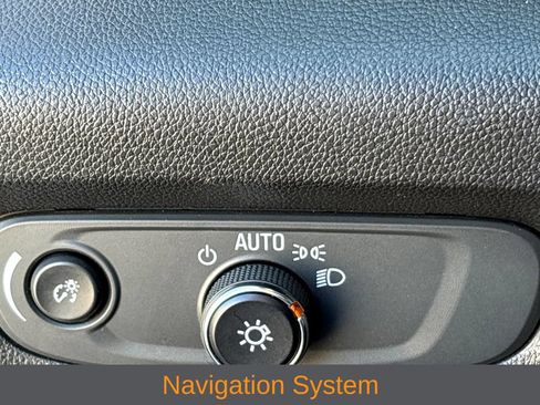 Used 2023 Chevrolet Traverse Premier FWD image 8