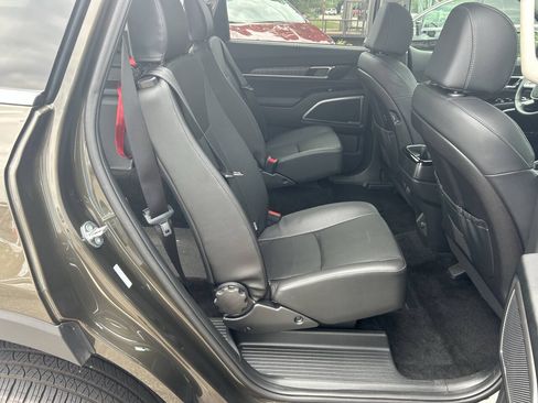 Used 2025 Kia Telluride EX w/ EX Captain's Chair Package FWD image 25