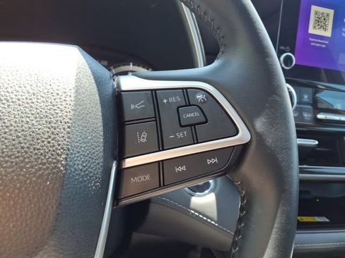 Used 2023 Toyota Highlander XLE AWD/4WD image 21