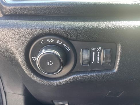 Used 2019 Chrysler Pacifica Touring-L Plus image 32