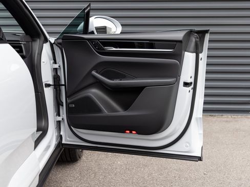 Used 2025 Porsche Macan Electric image 30