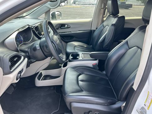 Used 2023 Chrysler Pacifica Touring-L FWD image 26