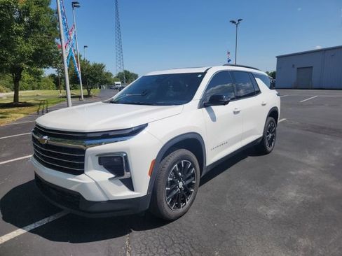 Used 2025 Chevrolet Traverse LT w/ Sun and Wheel Package FWD image 1