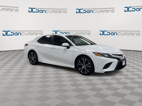 Used 2019 Toyota Camry SE FWD image 2