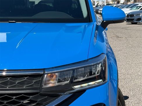 Used 2024 Volkswagen Taos SE image 3