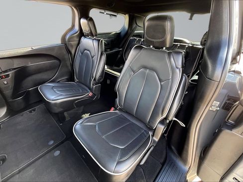 Used 2025 Chrysler Pacifica Limited image 27
