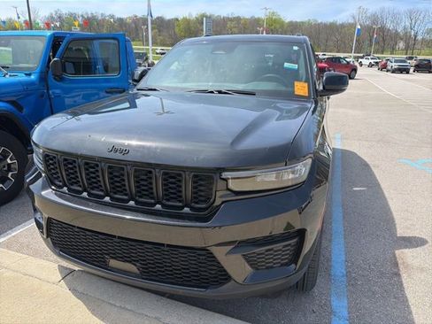 Used 2024 Jeep Grand Cherokee Altitude image 2