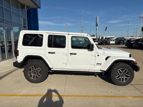 Used 2025 Jeep Wrangler Unlimited Sahara AWD/4WD image 4