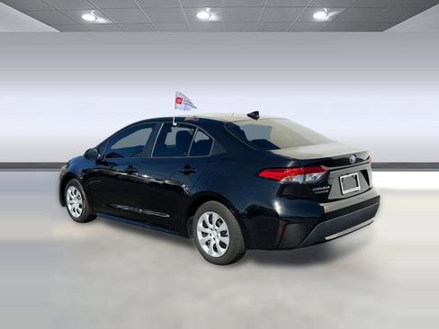 Certified 2022 Toyota Corolla LE image 3