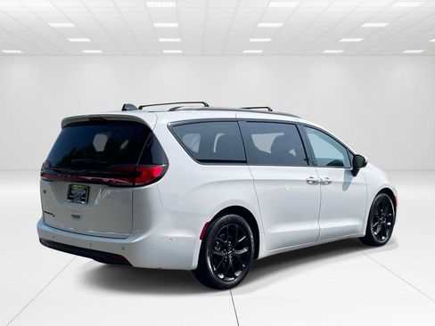 Used 2023 Chrysler Pacifica Touring-L w/ S Appearance Package FWD image 6