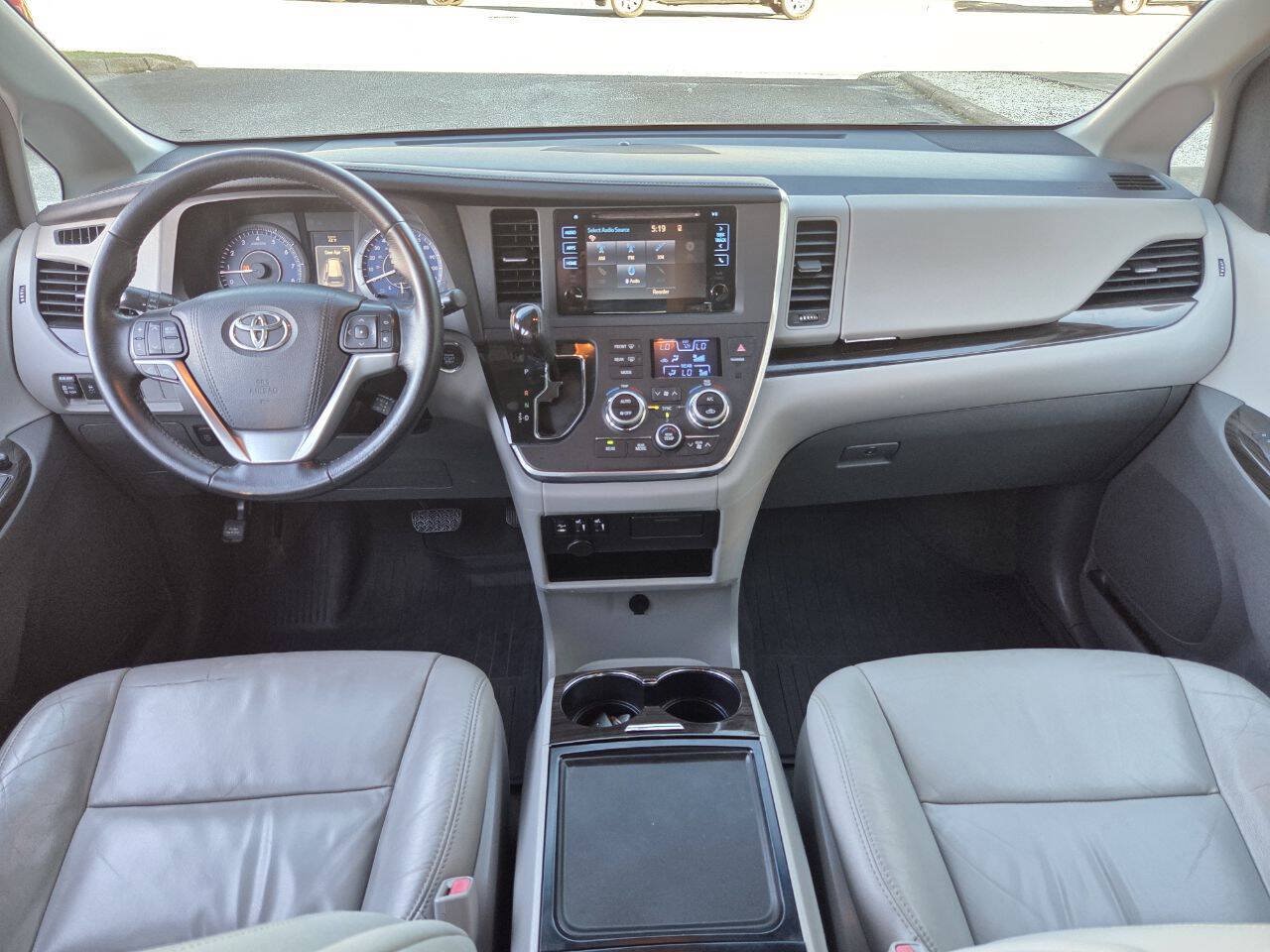 Used 2015 Toyota Sienna XLE FWD image 8
