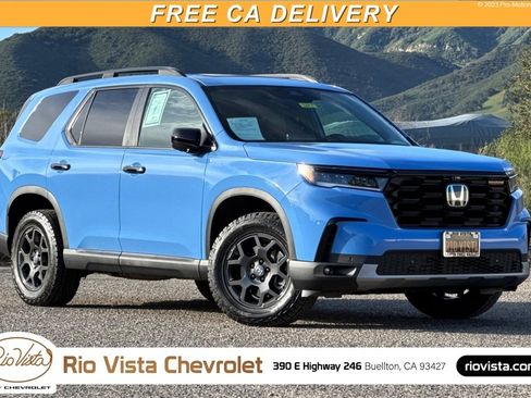 Used 2025 Honda Pilot TrailSport image 1