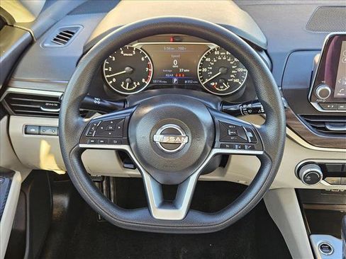 Used 2024 Nissan Altima 2.5 SV FWD image 14