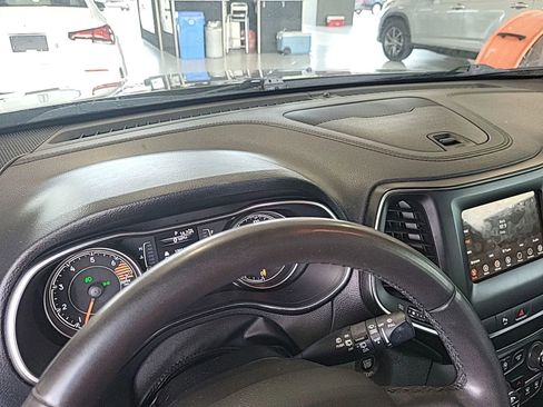 Used 2020 Jeep Cherokee Latitude Plus FWD image 7