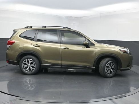 Used 2023 Subaru Forester Premium AWD/4WD image 2